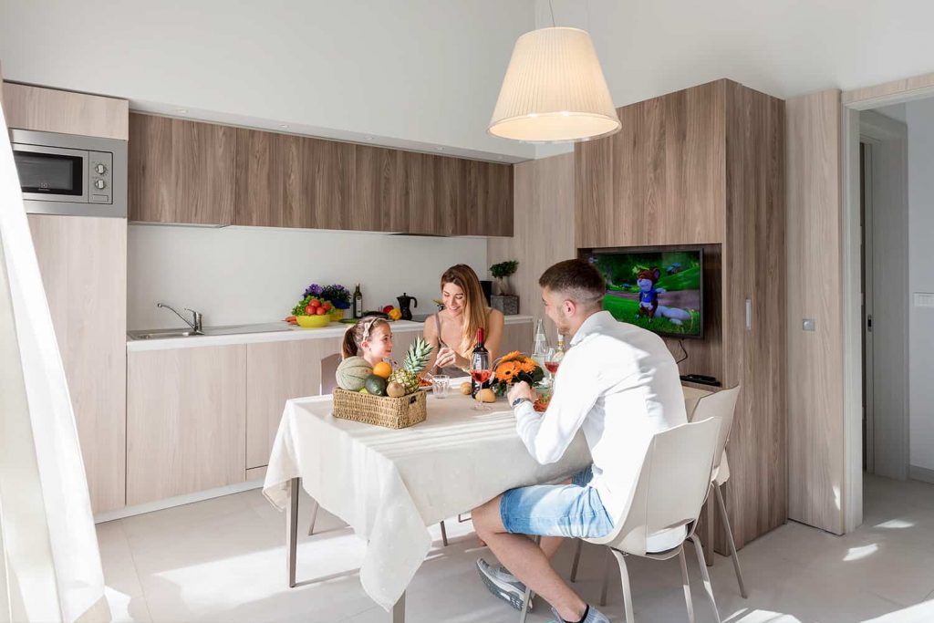 Interno Casa Mobile con Famiglia a Tavola