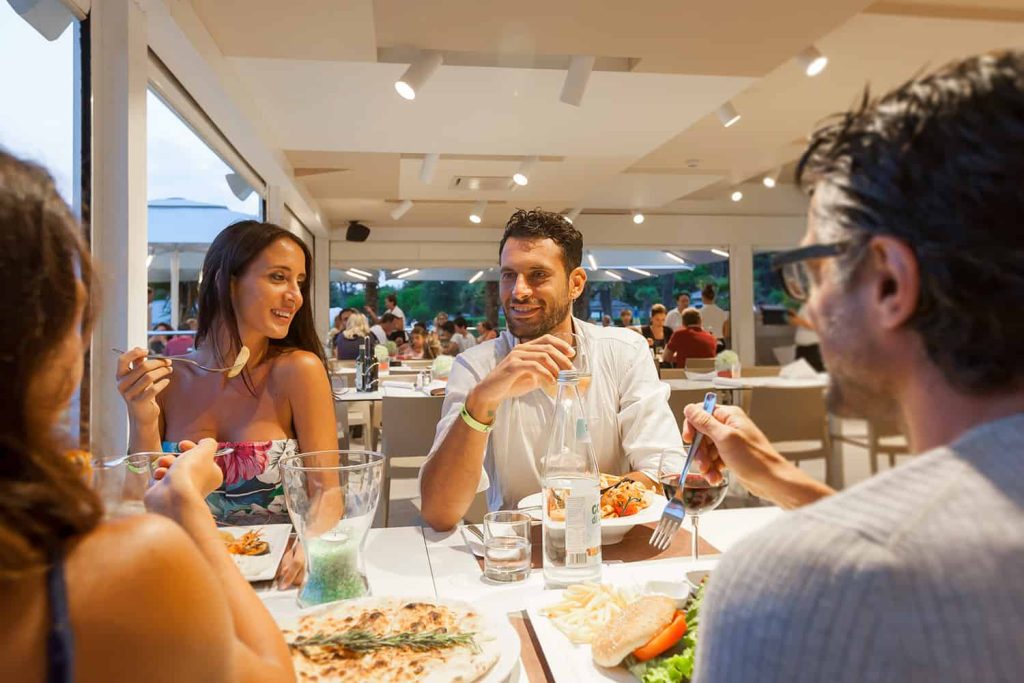 Amici al ristorante del Villaggio