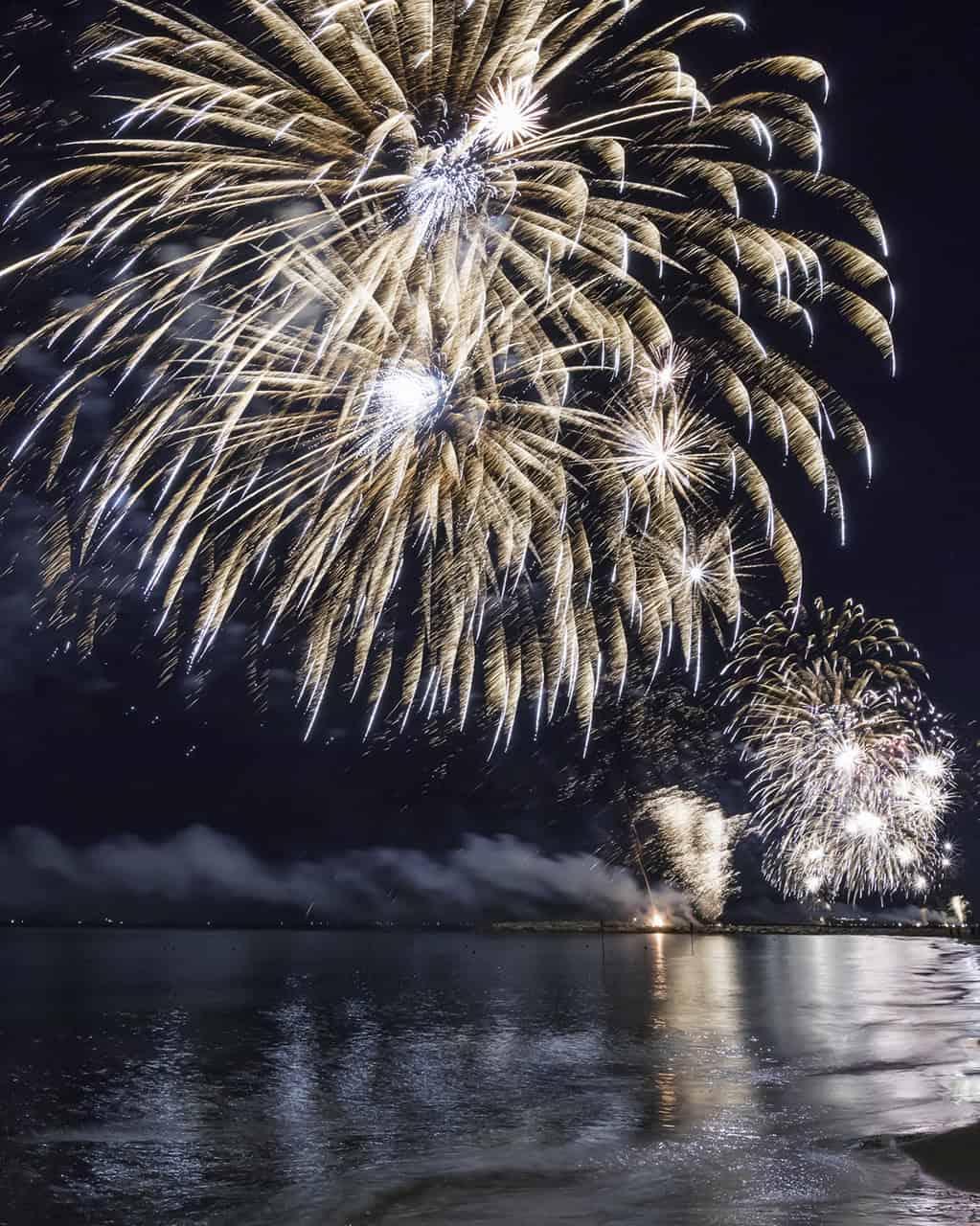 Fuochi d'artificio al beach on fire