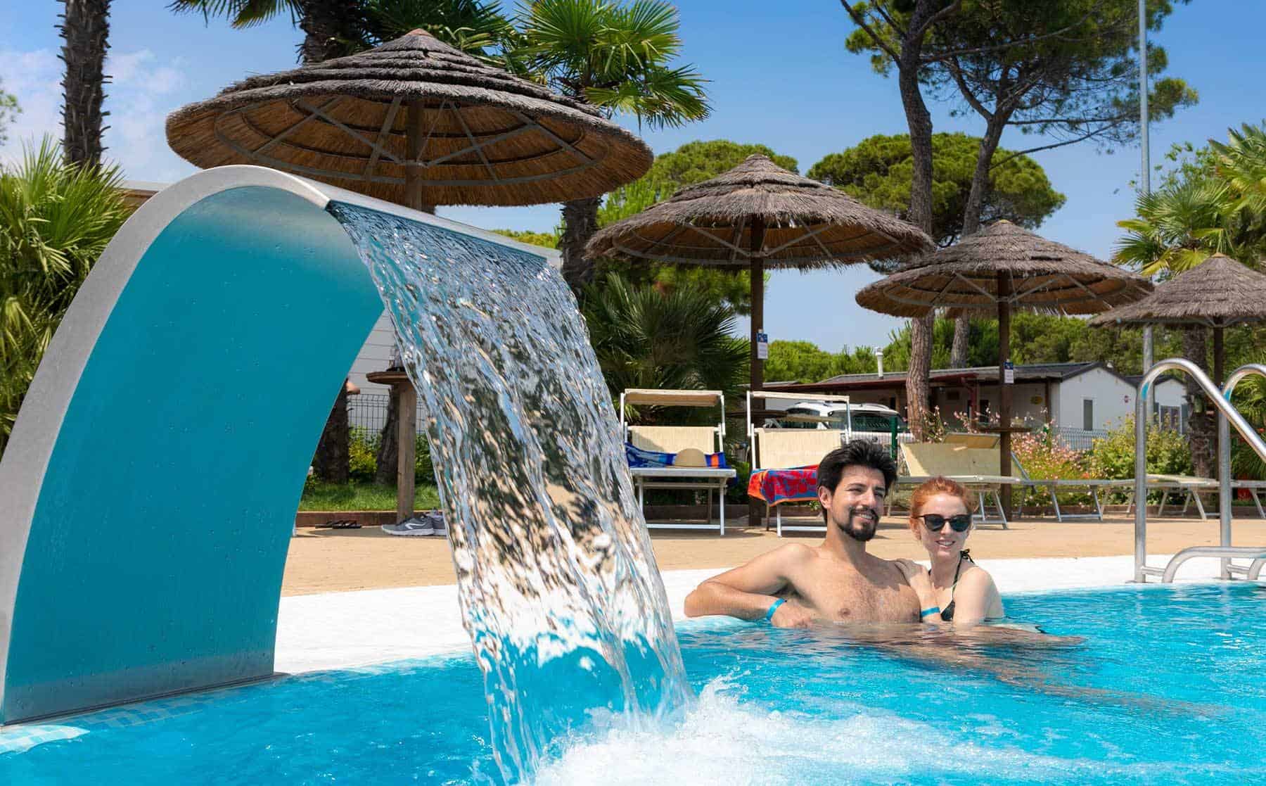Coppia in piscina