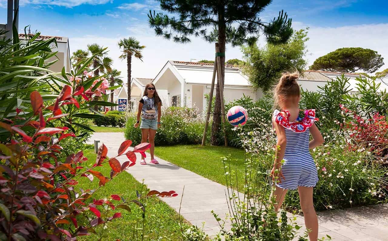 Bambine che giocano nel villaggio
