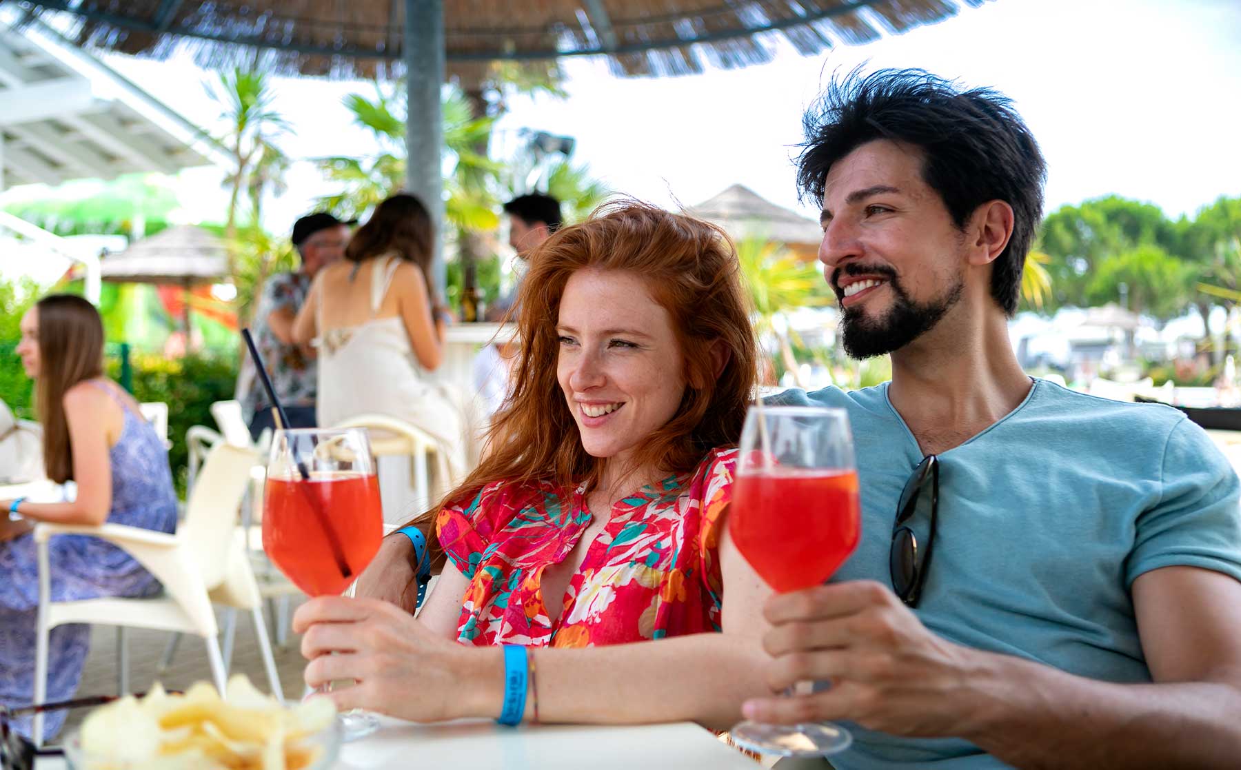 Coppia che beve aperitivo al pool bar